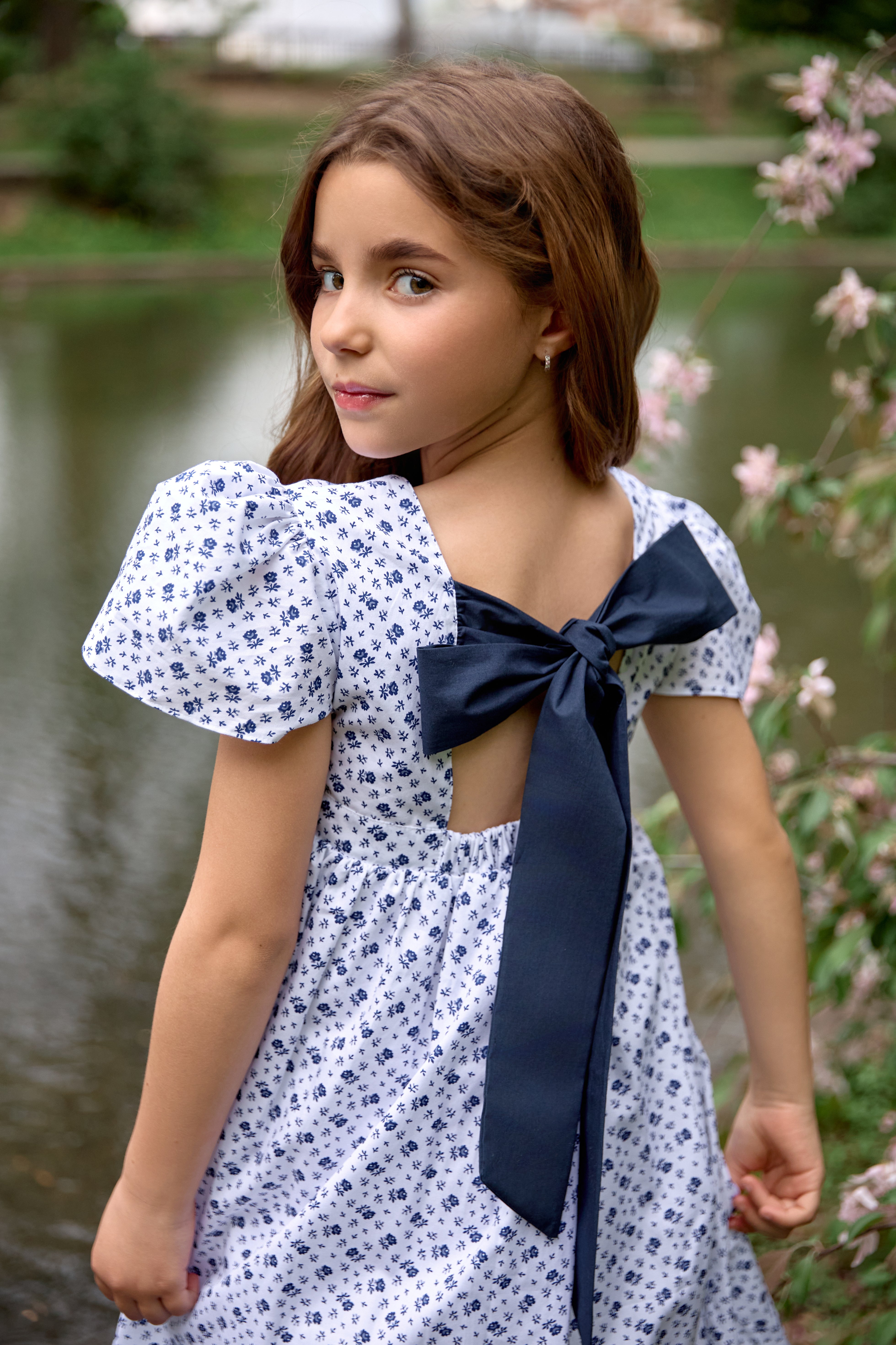 The hand smocked FLAVIE dress - White navy floral
